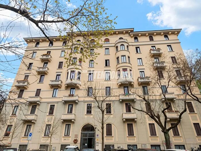 Appartamento trilocale in affitto in Piazza Guardi, Milano