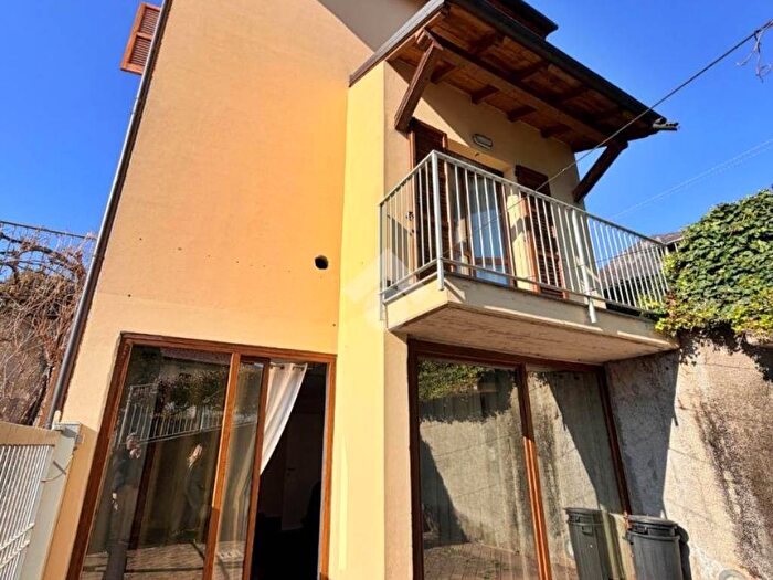 Casa con 5 locali in affitto in Via carlo cattaneo, Centro, Mandello del Lario