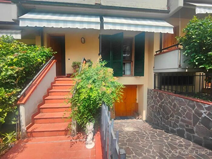 Casa con 9 locali in vendita in Via Fratelli Rosselli, Calenzano