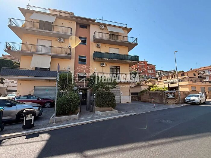 Appartamento quadrilocale in vendita in Via Lezzeno, Roma