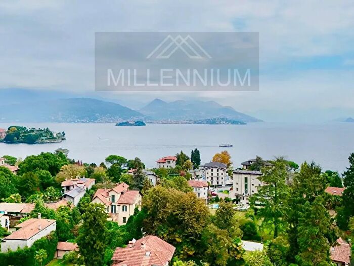 Casa con 10 locali in vendita in Stresa