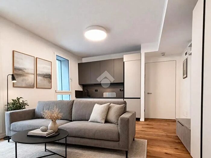 Appartamento trilocale in vendita in Via Ippolito Rosellini, Milano