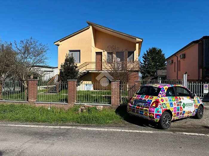 Casa quadrilocale in vendita in Strada Torremenapace, Voghera