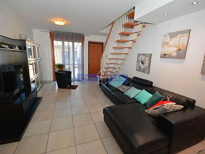 Appartamento con 5 locali in vendita in Via Resegone, Lomagna