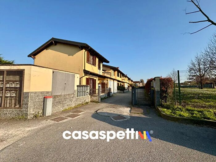 Casa quadrilocale in vendita in Via del Glicine, Landriano