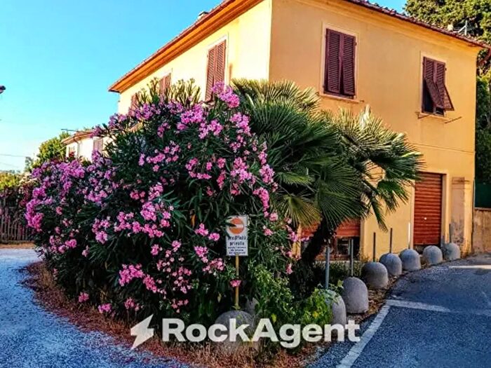 Casa con 6 locali in vendita in Via Palestro, Collesalvetti