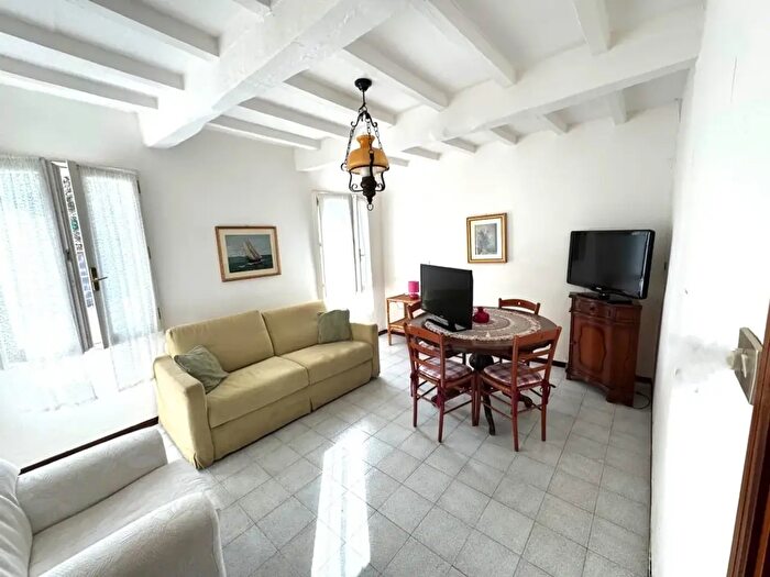 Casa con 5 locali in vendita in Casina