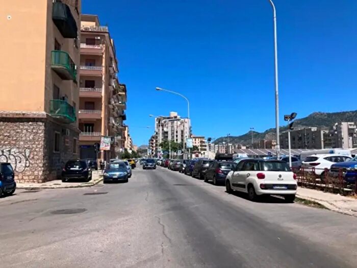 Appartamento trilocale in affitto in Via Umberto Giordano, Palermo