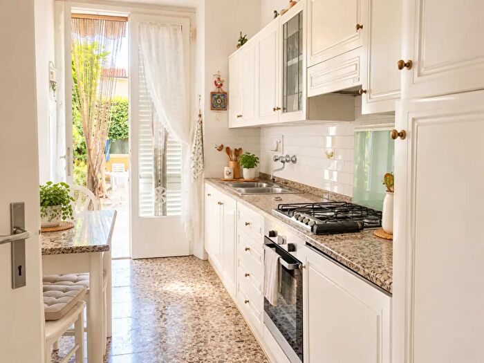 Casa con 6 locali in vendita in Cascina