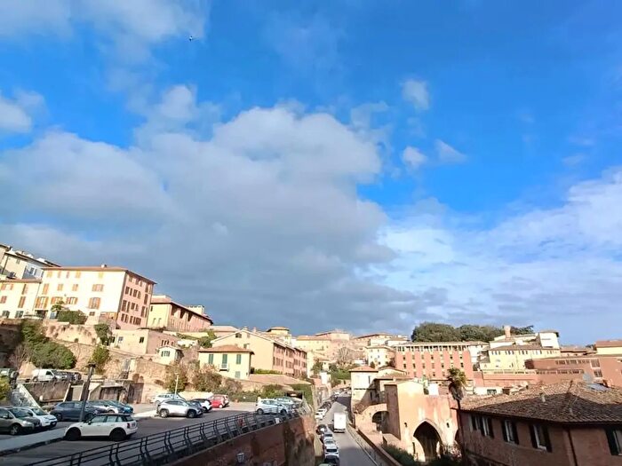 Appartamento trilocale in vendita in Via Vallerozzi, Siena