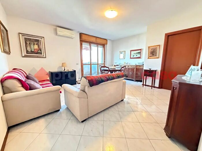 Appartamento trilocale in vendita in Via Salvo dAcquisto, Cesano Boscone