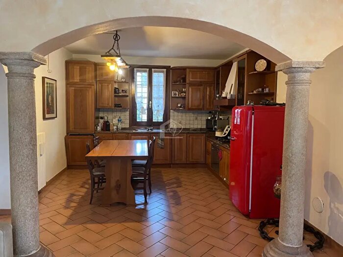 Casa con 8 locali in vendita in Suzzara