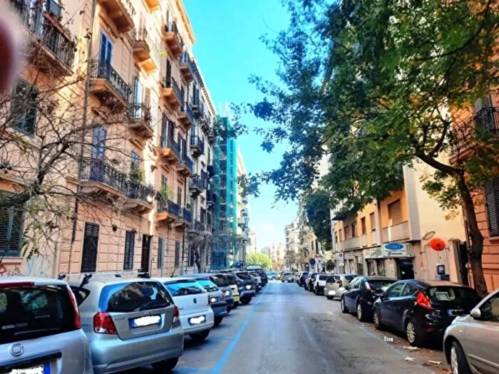 Appartamento con 5 locali in vendita in Via Jean Houel, Palermo