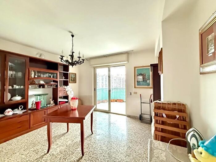 Appartamento con 5 locali in vendita in Via Attilio Micheluzzi, Napoli