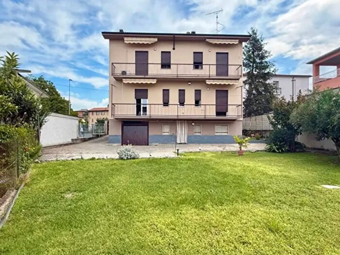 Casa con 6 locali in vendita in Via Luigi Lanzuolo, Voghera