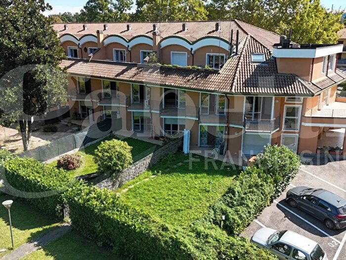 Appartamento bilocale in vendita in Via degli Alpini, Ispra