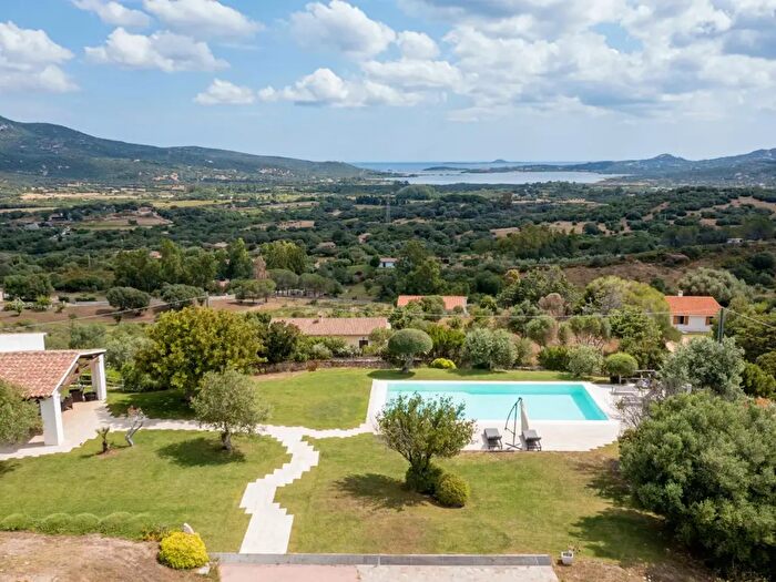 Casa quadrilocale in vendita in Olbia