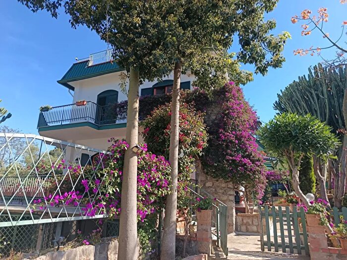 Casa con 12 locali in vendita in Trabia
