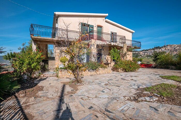 Casa con 12 locali in vendita in Via Gela, Caltagirone