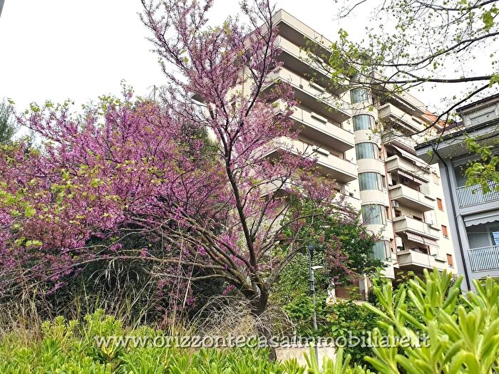 Appartamento con 8 locali in vendita in Ascoli Piceno