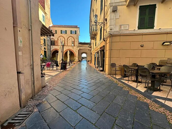 Appartamento trilocale in vendita in Piazza Manin, Noli