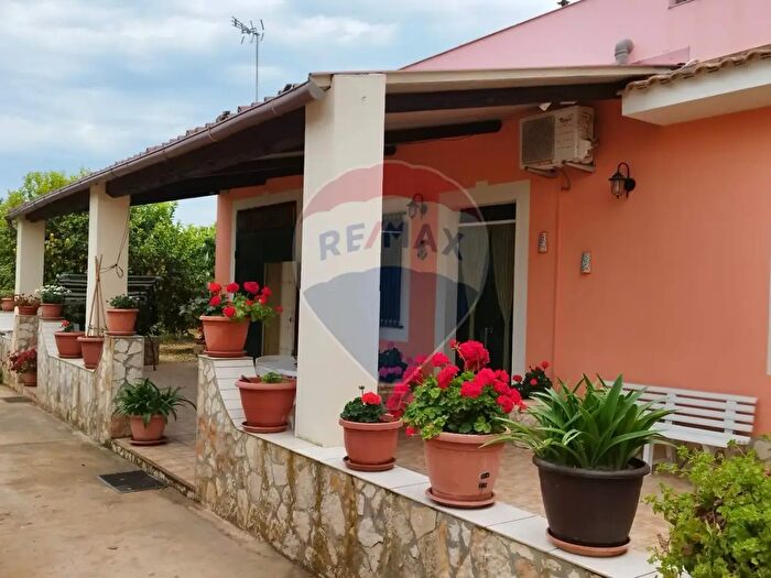 Casa con 6 locali in vendita in Noto