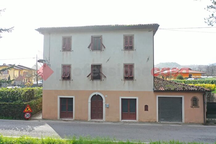 Casa con 7 locali in vendita in Fraz Pian di Cerreto, Castiglione Di Garfagnana