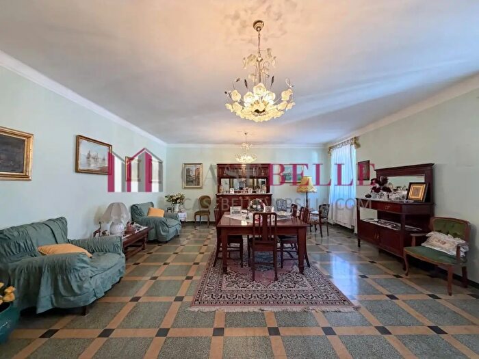 Appartamento con 7 locali in vendita in Camaiore