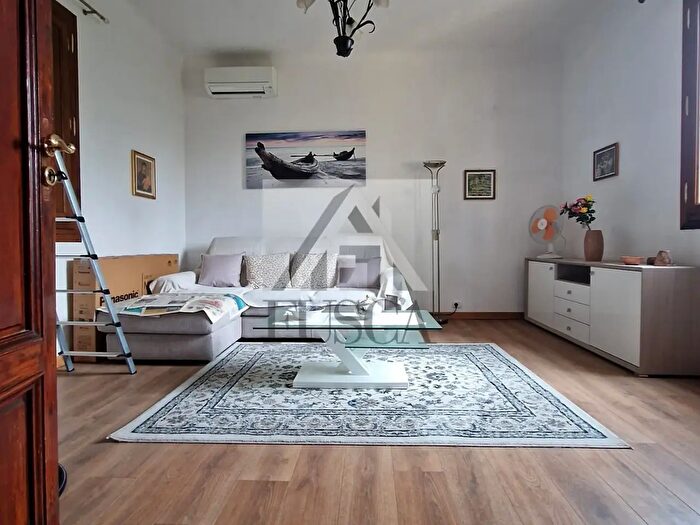 Casa con 8 locali in vendita in Lucca