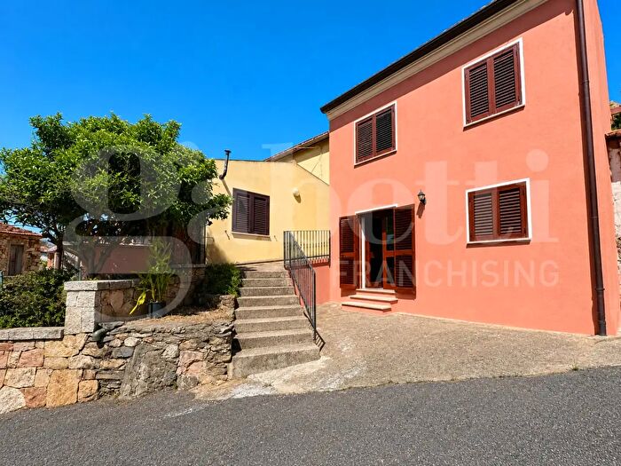 Casa trilocale in vendita in Piazza De Nicola, Torpè