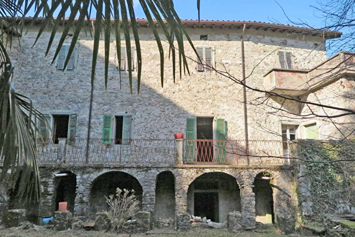 Casa con 14 locali in vendita in Bagnone