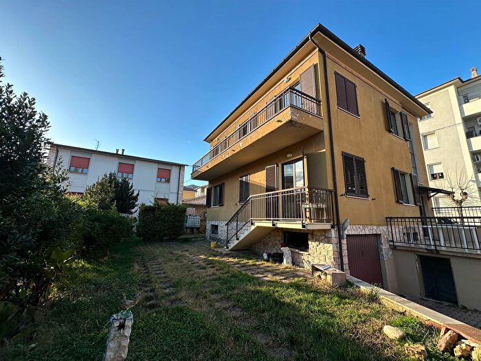 Casa con 6 locali in vendita in San Severino Marche