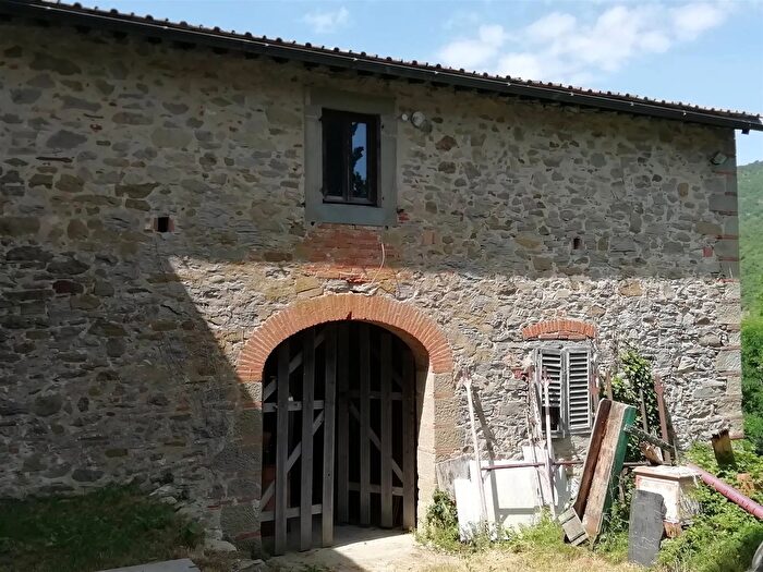 Casa con 7 locali in vendita in Dicomano