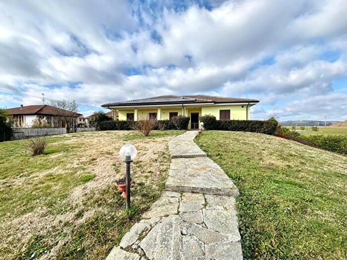 Casa con 12 locali in vendita in Strada Croci, Quargnento