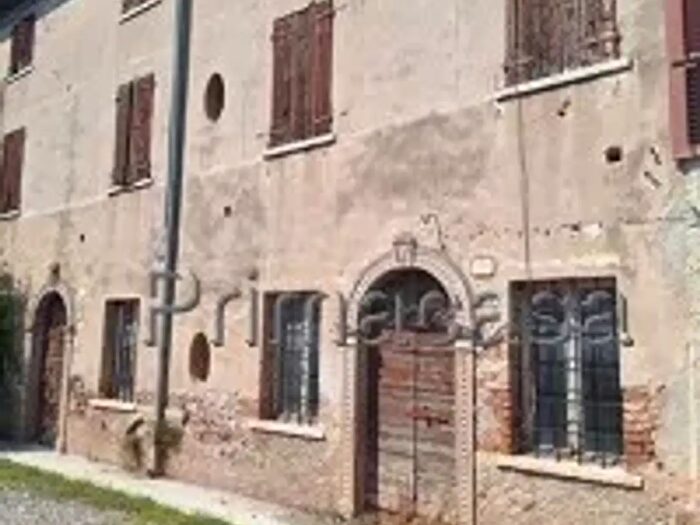 Casa con 5 locali in vendita in Roverbella