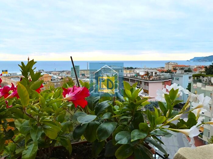 Appartamento con 6 locali in vendita in Via Amendola, Savona