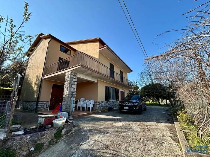 Casa con 10 locali in vendita in Via Passignano, Lenola