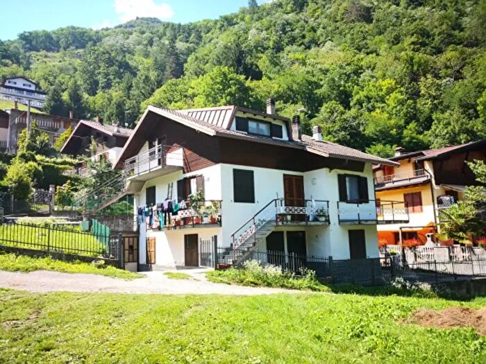 Casa con 6 locali in vendita in Edolo