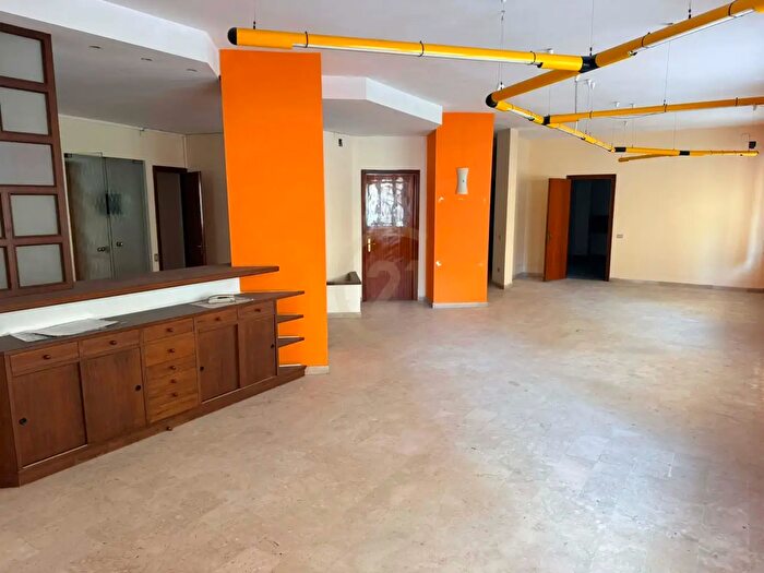 Appartamento con 7 locali in vendita in Largo Due Giugno, Siracusa