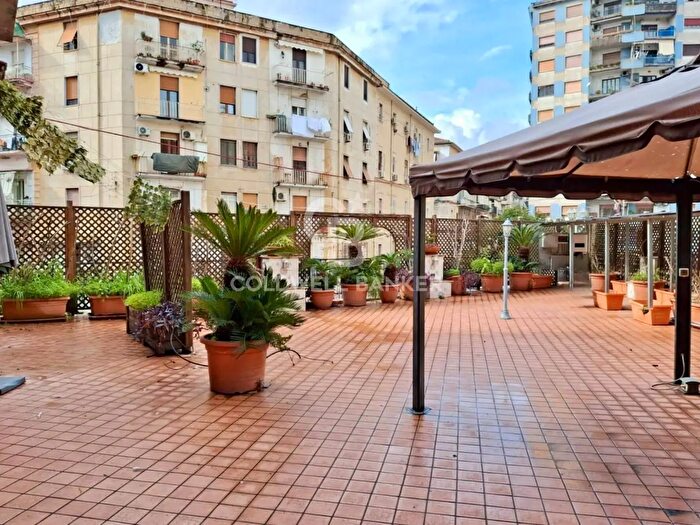 Appartamento con 9 locali in vendita in Corso Arnaldo Lucci, Napoli