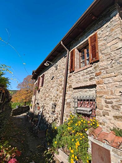 Casa con 9 locali in vendita in Bagnone