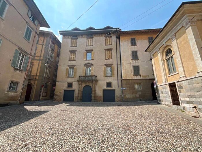 Appartamento bilocale in affitto in Piazza Padre Reginaldo Giuliani, Mura Veneziane Rocca, Bergamo