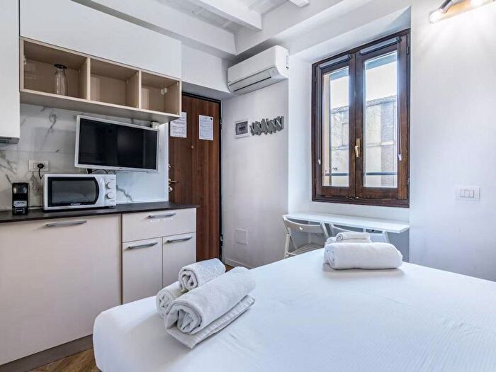 Appartamento trilocale in affitto in Via Morimondo, Barona, Milano