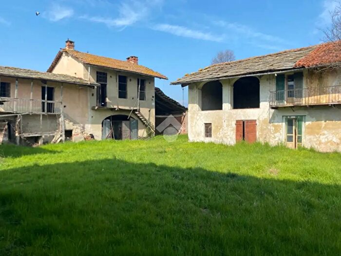 Casa con 6 locali in vendita in Via Villafranca, Cavour