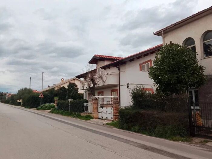 Appartamento trilocale in affitto in Contrada Villa Barberi, Collecorvino