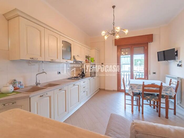 Appartamento trilocale in vendita in Via Orazio, Pomezia