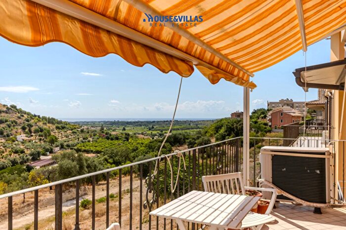 Appartamento con 8 locali in vendita in Via Gian Domenico Romagnosi, Noto