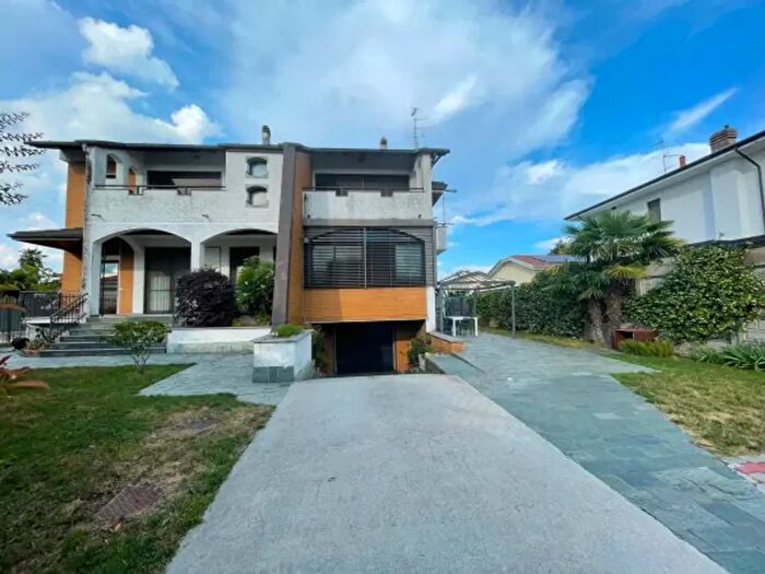 Casa con 6 locali in vendita in Via Milano, Inveruno