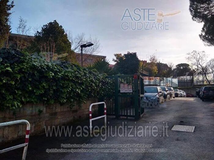 Appartamento trilocale in vendita in Via Angelo Messedaglia, Roma