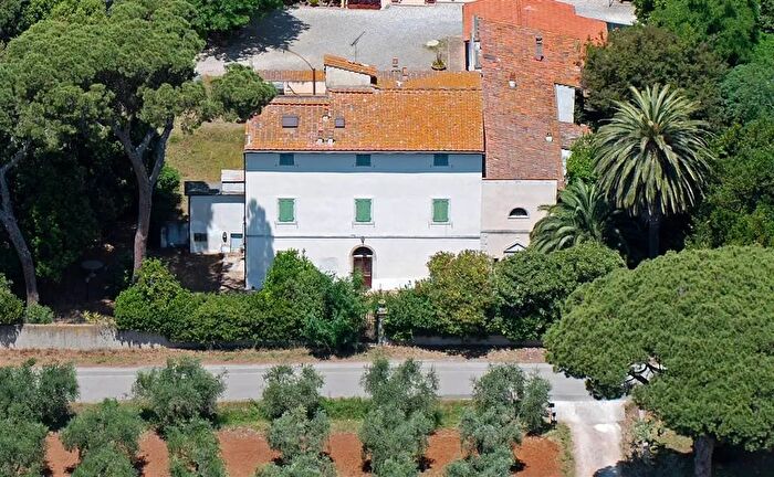 Casa con 16 locali in vendita in Cecina